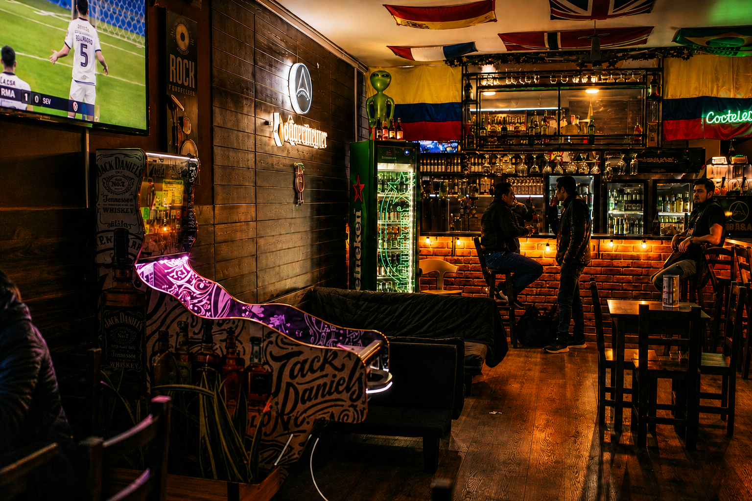 Clientes compartiendo en Pictogramas Café Bar