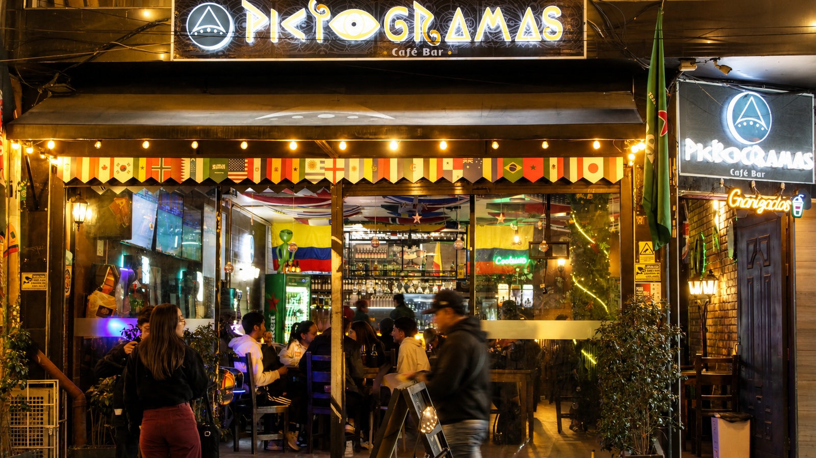 Diversión y bebidas en Pictogramas Café Bar